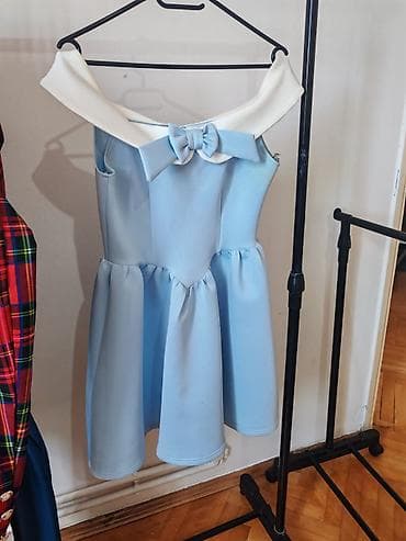 Elegantna svetloplava haljina sa belim rever-kragnom detaljem - Kroj na lalafo.rs Elegantna svetloplava haljina sa belim rever-kragnom detaljem - Kroj