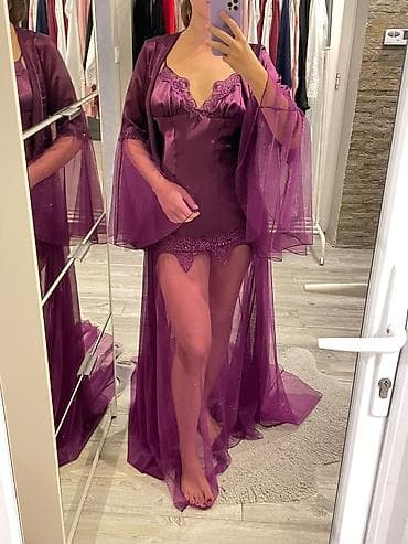 Elegantan ženski set koji se sastoji od spavaćice i ogrtača, idealan na lalafo.rs — 1 Elegantan ženski set koji se sastoji od spavaćice i ogrtača, idealan — 1