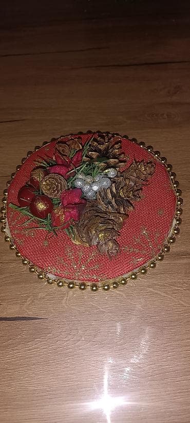 Ručni novogodišnji dekorativni aranžman na podlošci. - Okrugla na lalafo.rs — 2 Ručni novogodišnji dekorativni aranžman na podlošci. - Okrugla — 2