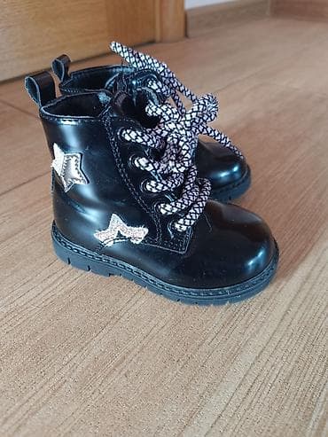 Dečje čizmice – lak crne boje sa detaljima zvezdica - Model na lalafo.rs — 2 Dečje čizmice – lak crne boje sa detaljima zvezdica - Model — 2