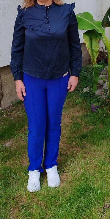 Ženske pantalone u jarko plavoj (kraljevsko plavoj) boji. - Model na lalafo.rs — 4 Ženske pantalone u jarko plavoj (kraljevsko plavoj) boji. - Model — 4