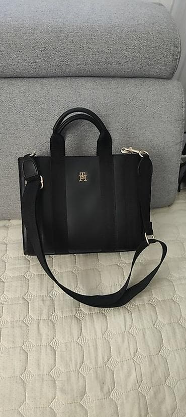 Crna Tommy Hilfiger torba modernog dizajna, pogodna za svakodnevnu na lalafo.rs — 2 Crna Tommy Hilfiger torba modernog dizajna, pogodna za svakodnevnu — 2