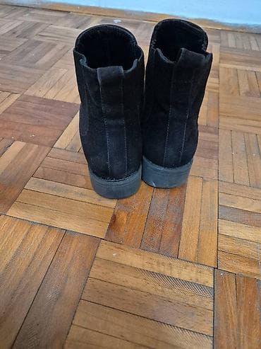 Crne ženske gležnjače – klasičan Chelsea model. - Materijal: mekana na lalafo.rs — 2 Crne ženske gležnjače – klasičan Chelsea model. - Materijal: mekana — 2