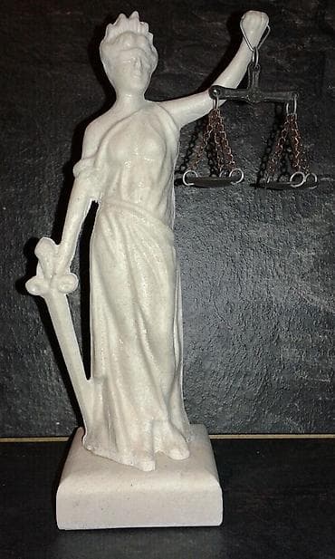 stalaze i police: Dekorativna figura Justicije (boginja pravde) na zlatnom postolju ili at lalafo.rs — 3 stalaze i police: Dekorativna figura Justicije (boginja pravde) na zlatnom postolju ili — 3