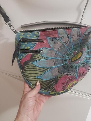 Desigual torbica preko ramena – polukružni model sa unikatnim na lalafo.rs Desigual torbica preko ramena – polukružni model sa unikatnim