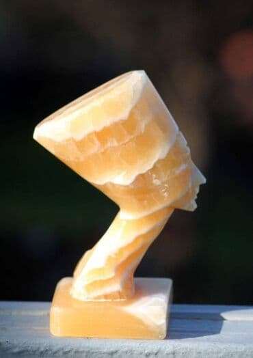 Crystals and minerals: VTG Kip glave kraljice NEFERTITI ručno izrađen od Alabastera Egipat at lalafo.rs — 4 Crystals and minerals: VTG Kip glave kraljice NEFERTITI ručno izrađen od Alabastera Egipat — 4