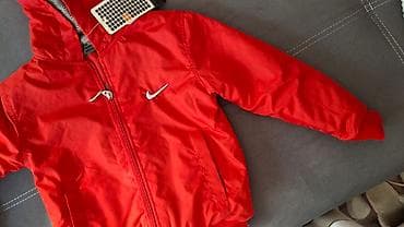 Dečija Nike jakna sa kapuljačom – crvena - Brend: Nike (Swoosh logo na lalafo.rs — 1 Dečija Nike jakna sa kapuljačom – crvena - Brend: Nike (Swoosh logo — 1