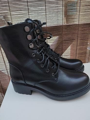 RASPRODAJAA Čizme martinke, br. 39 (24.5). Nove, samo jedna nitna na lalafo.rs — 1 RASPRODAJAA Čizme martinke, br. 39 (24.5). Nove, samo jedna nitna — 1