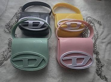 Mala gumena torbica D. Ima kaiš, pa se moze nositi i u ruci i preko na lalafo.rs — 1 Mala gumena torbica D. Ima kaiš, pa se moze nositi i u ruci i preko — 1