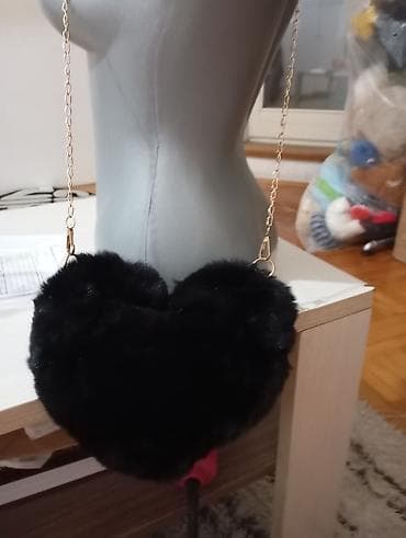 Plišana torbica u obliku srca - Model: srce, mekani veštački krzneni at lalafo.rs — 5 Plišana torbica u obliku srca - Model: srce, mekani veštački krzneni — 5