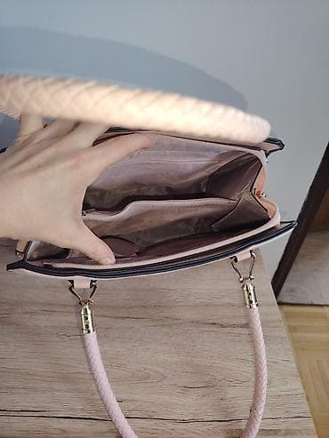 Karl Lagerfeld torba – pastelno roze, sa prepoznatljivim K/Ikonik na lalafo.rs — 3 Karl Lagerfeld torba – pastelno roze, sa prepoznatljivim K/Ikonik — 3