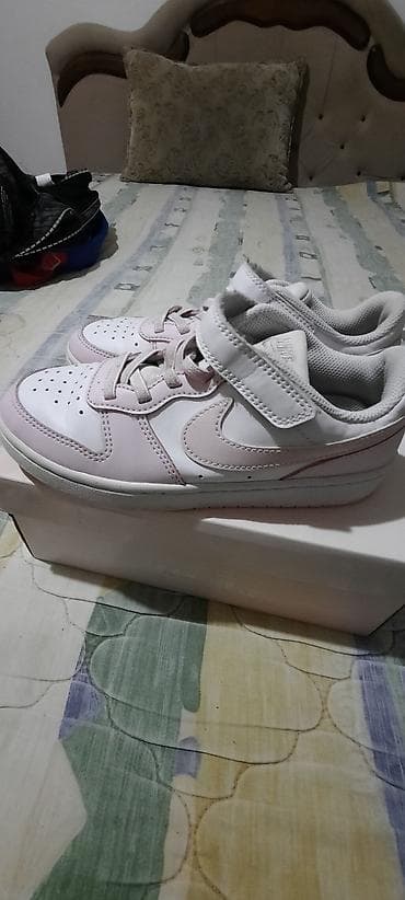 Nike dečje patike – model sa čičak trakom i pertlama - Boja: bela sa na lalafo.rs — 4 Nike dečje patike – model sa čičak trakom i pertlama - Boja: bela sa — 4