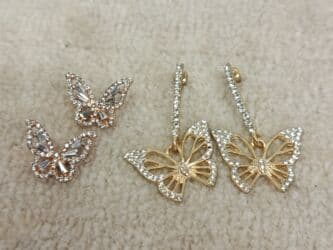 Nove leptir minđuše sa cirkonima, oba para 300 ili posebno po 200 na lalafo.rs Nove leptir minđuše sa cirkonima, oba para 300 ili posebno po 200