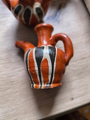 Set ručno rađenih minijaturnih keramičkih krčaga - Materijal na lalafo.rs — 2 Set ručno rađenih minijaturnih keramičkih krčaga - Materijal — 2