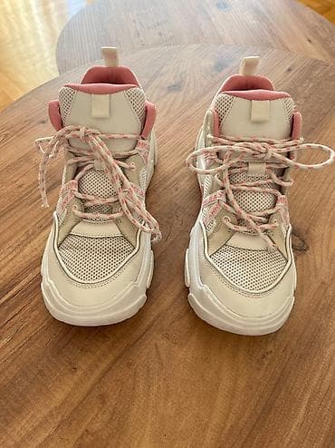 Original Tommy patikeZ Broj 39. Top stoje, preudoban model. Stanje na lalafo.rs — 2 Original Tommy patikeZ Broj 39. Top stoje, preudoban model. Stanje — 2