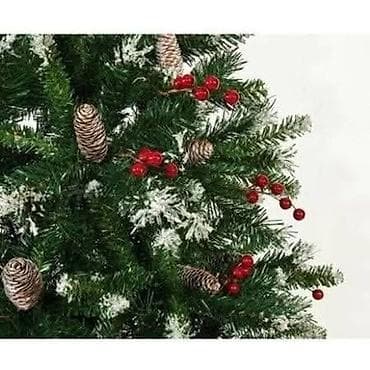 Novogodišnja jelka sa šišarkama i crvenim bobicama predstavlja savršen na lalafo.rs — 1 Novogodišnja jelka sa šišarkama i crvenim bobicama predstavlja savršen — 1