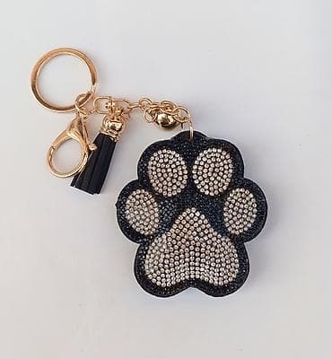 Privezak za ključeve – šapa sa kristalima - Dekorativni privezak u na lalafo.rs Privezak za ključeve – šapa sa kristalima - Dekorativni privezak u