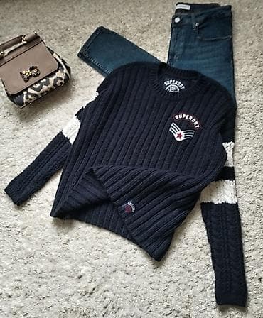 SUPER DRY dzemper u teget boji sa natpisom I logom brenda. Perfektno na lalafo.rs SUPER DRY dzemper u teget boji sa natpisom I logom brenda. Perfektno
