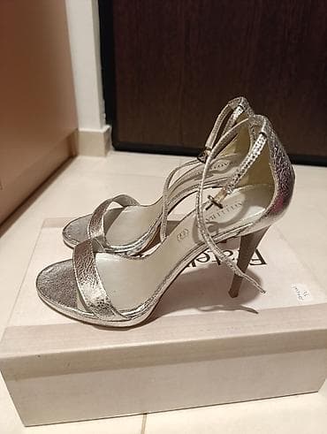 Elegantne srebrne sandale sa tankim kaišićem oko zgloba marke Fratelli na lalafo.rs — 4 Elegantne srebrne sandale sa tankim kaišićem oko zgloba marke Fratelli — 4