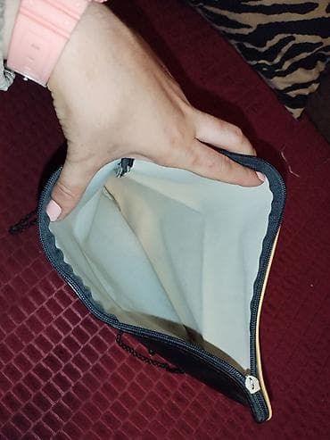 Crno zlatna pismo torba sa lancem preko ramena. Jednom korištena. Za na lalafo.rs — 3 Crno zlatna pismo torba sa lancem preko ramena. Jednom korištena. Za — 3