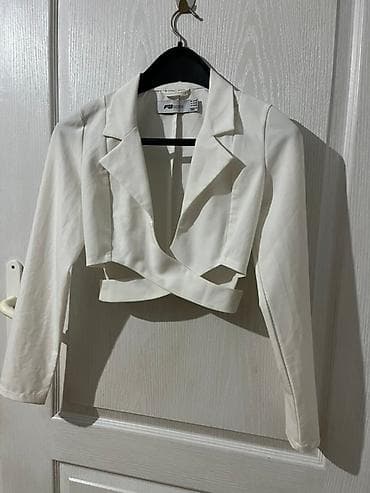 kom sa etiketom: Beli kratki sako – FB Sister - Model: cropped sako sa dugim rukavima at lalafo.rs — 4 kom sa etiketom: Beli kratki sako – FB Sister - Model: cropped sako sa dugim rukavima — 4