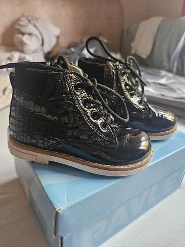 Dečje gležnjače u crnoj boji sa lakovanim završnim slojem koji imitira na lalafo.rs — 2 Dečje gležnjače u crnoj boji sa lakovanim završnim slojem koji imitira — 2