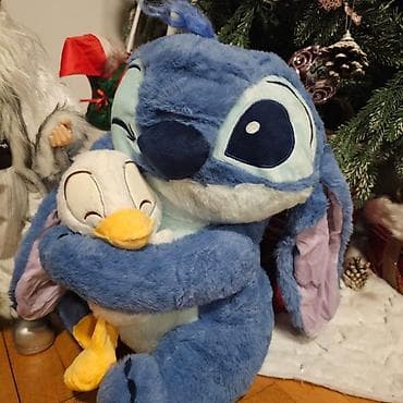 Plišana igračka – lik inspirisan Stičom koji grli patkicu Stitch sa na lalafo.rs — 2 Plišana igračka – lik inspirisan Stičom koji grli patkicu Stitch sa — 2