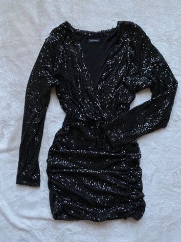 Crna mini haljina sa šljokicama U odlicnom je stanju. Idealna za na lalafo.rs Crna mini haljina sa šljokicama U odlicnom je stanju. Idealna za