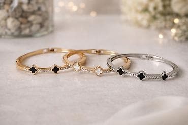 Elegantne narukvice sa prelepim detaljima u obliku deteline 🍀 Savršen na lalafo.rs Elegantne narukvice sa prelepim detaljima u obliku deteline 🍀 Savršen