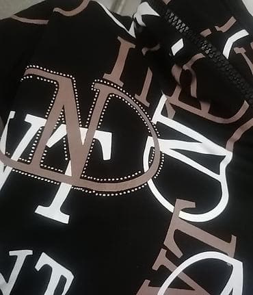 Ženska dukserica sa kapuljačom, crna sa celopreko štampanim na lalafo.rs — 7 Ženska dukserica sa kapuljačom, crna sa celopreko štampanim — 7