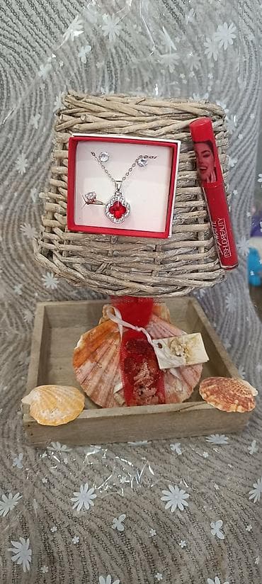 Poklon set – elegantan ženski komplet nakita i ruž za usne u na lalafo.rs Poklon set – elegantan ženski komplet nakita i ruž za usne u