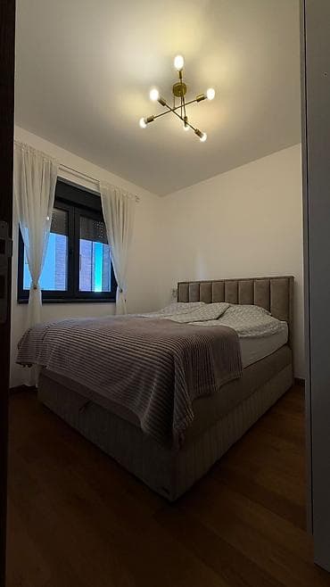 bracni krevet: Namešten jednosoban stan sa modernim enterijerom - Dnevni boravak na lalafo.rs — 5 bracni krevet: Namešten jednosoban stan sa modernim enterijerom - Dnevni boravak — 5