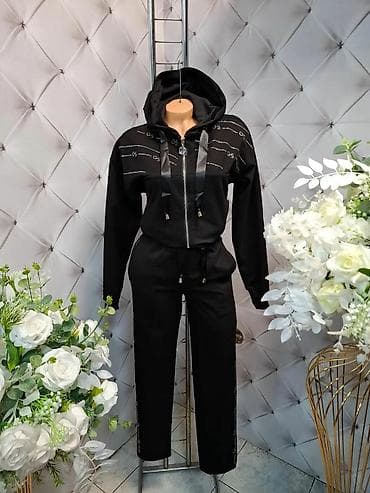 Ženski komplet trenerke sa kapuljačom (dva dela) - Dostupan u dve na lalafo.rs Ženski komplet trenerke sa kapuljačom (dva dela) - Dostupan u dve