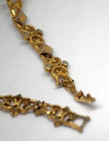Vintage Avon nakit Goldtone Textured Scroll Work. Prodaje se prekrasan na lalafo.rs — 7 Vintage Avon nakit Goldtone Textured Scroll Work. Prodaje se prekrasan — 7