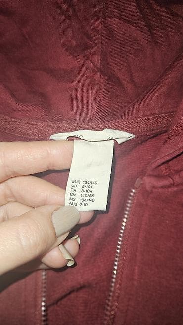 Kids' costumes: Bordo duks na kopčanje, može za devojčice i dečake. Basic model iz at lalafo.rs — 3 Kids' costumes: Bordo duks na kopčanje, može za devojčice i dečake. Basic model iz — 3