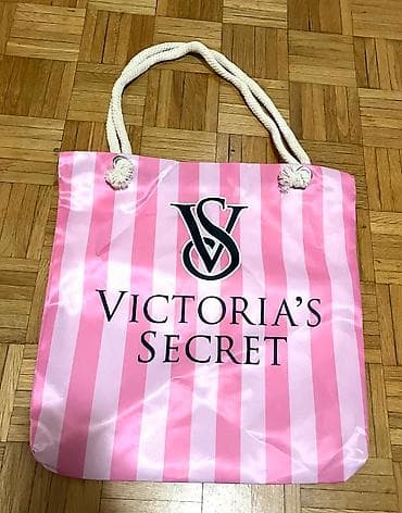 Victoria’s Secret velika satenska torba za plazu na lalafo.rs Victoria’s Secret velika satenska torba za plazu
