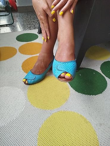 Kozne salonke sa otvorenim prstima, broj 40
U odlicnom stanju na lalafo.rs — 2 Kozne salonke sa otvorenim prstima, broj 40
U odlicnom stanju — 2