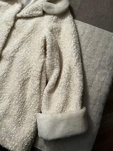 Beli damski kaput od boucle tkanine sa krznenim detaljima - na lalafo.rs — 2 Beli damski kaput od boucle tkanine sa krznenim detaljima - — 2