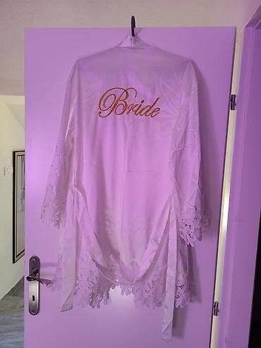 - Elegantni beli satenski ogrtač sa zlatnim vezom “Bride” na leđima - na lalafo.rs — 2 - Elegantni beli satenski ogrtač sa zlatnim vezom “Bride” na leđima - — 2