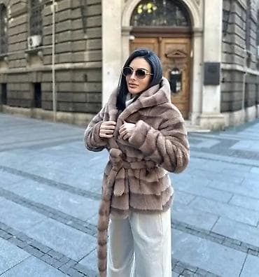 Elegantni ženski kaput sa kapuljačom od krzna (eco-fur) sa pojasom - na lalafo.rs — 1 Elegantni ženski kaput sa kapuljačom od krzna (eco-fur) sa pojasom - — 1