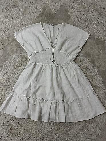 Dresses: Bela, lepršava haljina sa kratkim rukavima i V izrezom. Haljina ima at lalafo.rs — 1 Dresses: Bela, lepršava haljina sa kratkim rukavima i V izrezom. Haljina ima — 1