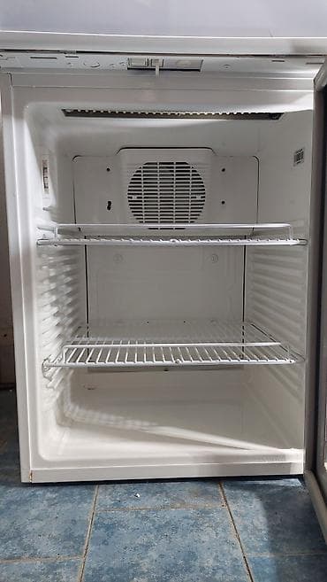 Liebherr mini rashladna vitrina sa staklenim vratima – idealna za na lalafo.rs — 6 Liebherr mini rashladna vitrina sa staklenim vratima – idealna za — 6