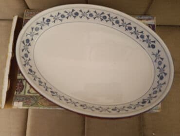 Ovalni porcelanski/pljosnati poslužavnik/tanjir za serviranje. - na lalafo.rs Ovalni porcelanski/pljosnati poslužavnik/tanjir za serviranje. -