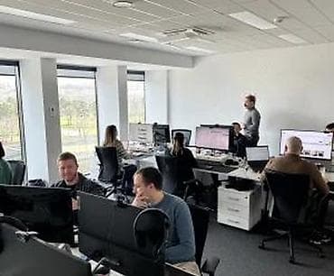Moderna opremljena kancelarija – otvoreni prostor za timove - Svetao na lalafo.rs Moderna opremljena kancelarija – otvoreni prostor za timove - Svetao