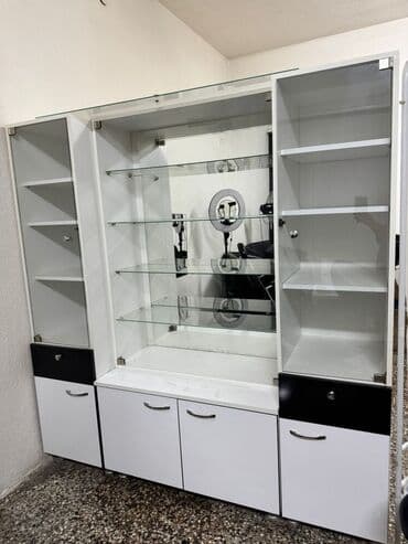 Vitrina i radni set za salon/poslovni prostor – bela/crna kombinacija na lalafo.rs Vitrina i radni set za salon/poslovni prostor – bela/crna kombinacija