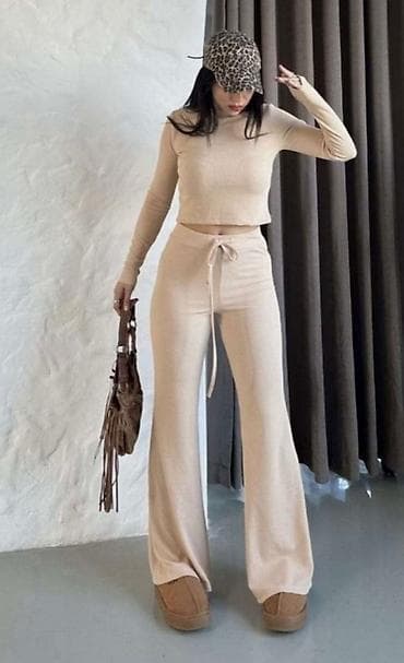 Komplet crop top bluza sa rukavima na prst i zvonarice.Sa na lalafo.rs Komplet crop top bluza sa rukavima na prst i zvonarice.Sa