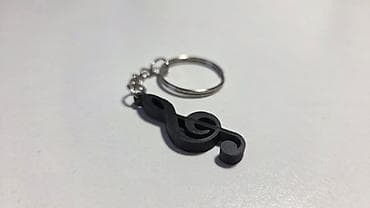 Ovaj privezak za ključeve ima elegantan dizajn u obliku violinskog na lalafo.rs — 3 Ovaj privezak za ključeve ima elegantan dizajn u obliku violinskog — 3