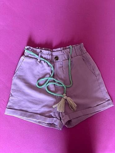 Šorts u boji lavande sa visokim strukom i elastičnim pojasom. Poseduje na lalafo.rs Šorts u boji lavande sa visokim strukom i elastičnim pojasom. Poseduje