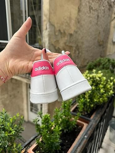 Adidas ženske patike – bele sa ružičastim detaljima - Model: klasične na lalafo.rs — 3 Adidas ženske patike – bele sa ružičastim detaljima - Model: klasične — 3