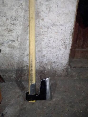 Sekira sa drvenom drškom - Glava: masivna čelična glava sa širokim na lalafo.rs Sekira sa drvenom drškom - Glava: masivna čelična glava sa širokim